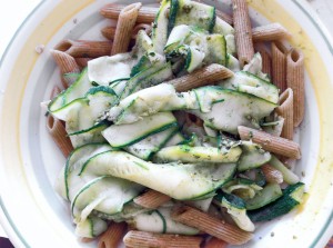 Penne di farro integrali con zucchine, gomasio e olio di semi di zucca